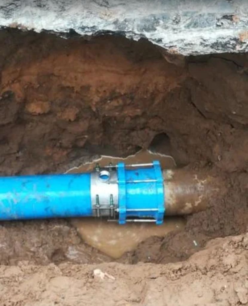Underground burst pipe repair with clamp